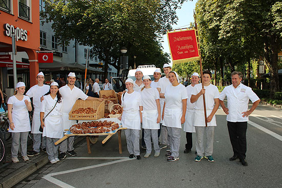 Die Bäckerinnung Rosenheim verteilte 1.000 Brezn beim Umzug zum Herbstfest Rosenheim 2017 (©Foto: Martin Schmitz)